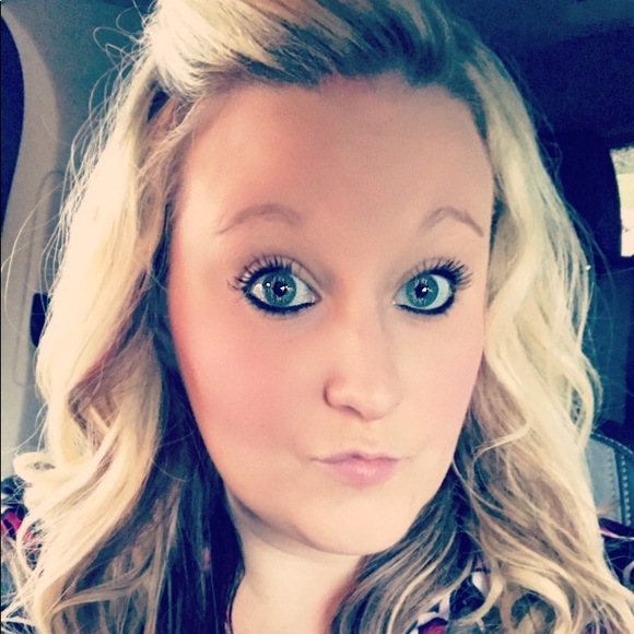 Meet your Posher, Courtney - Picture 1 of 1